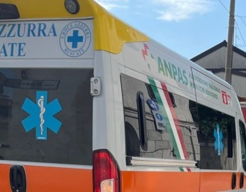 Calciatore cade a terra e perde i sensi: partita sospesa