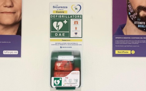 Un nuovo defibrillatore in città grazie a Poste Italiane