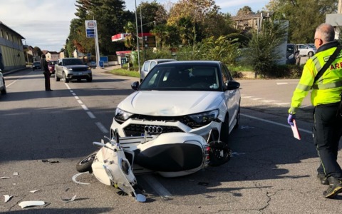 Scontro tra auto e scooter: motociclista fa un volo di sei metri e finisce in ospedale