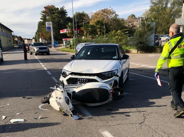 Scontro tra auto e scooter: motociclista fa un volo di sei metri e finisce in ospedale