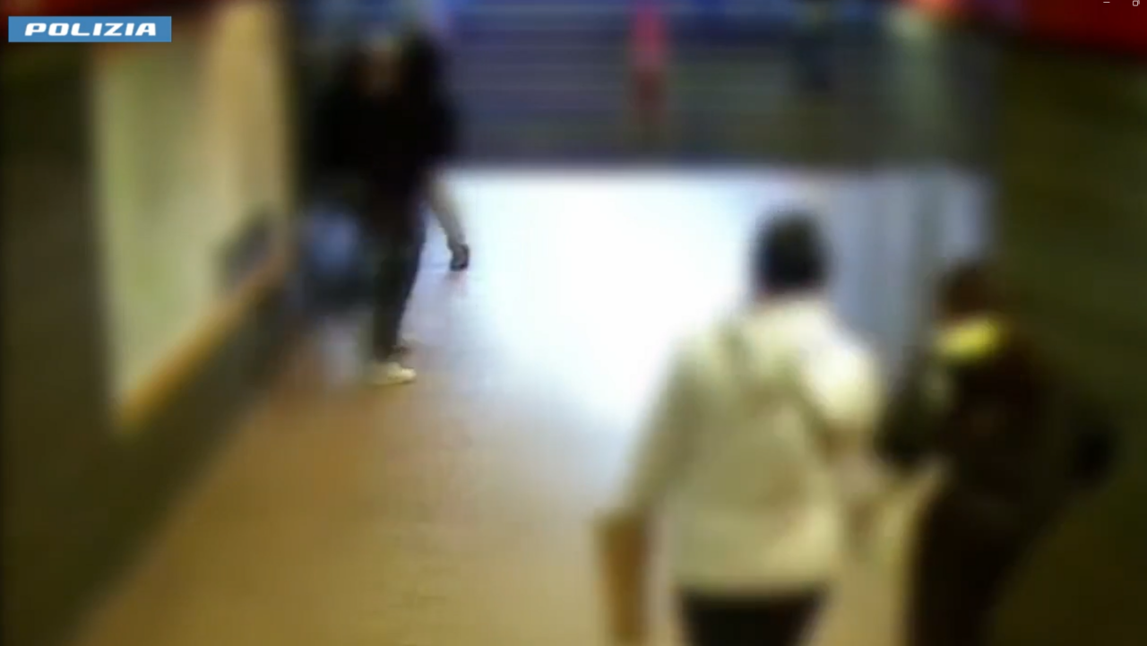 Aveva rapinato un anziano alla fermata della metro, 20enne arrestato