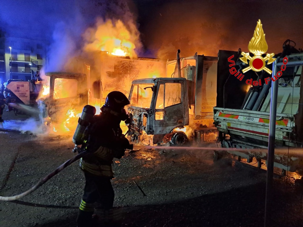 Incendio all’Asm: tre mezzi aziendali distrutti