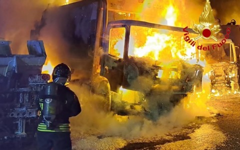 Incendio all’Asm: tre mezzi aziendali distrutti
