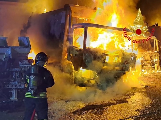 Incendio all’Asm: tre mezzi aziendali distrutti