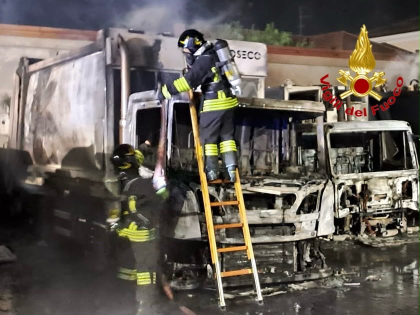 Incendio all’Asm: tre mezzi aziendali distrutti