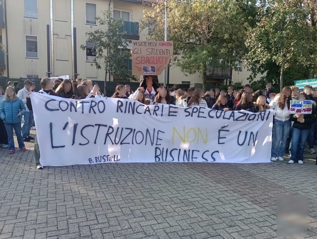Condizione degli edifici scolastici, studenti in protesta ai licei Russell e Fontana