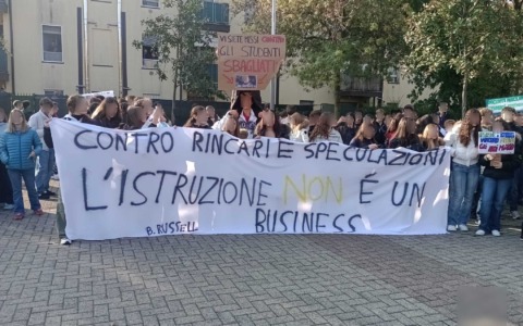 Condizione degli edifici scolastici, studenti in protesta ai licei Russell e Fontana
