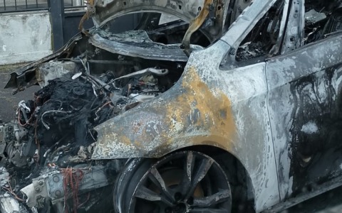 Auto in fiamme, si indaga sulle cause