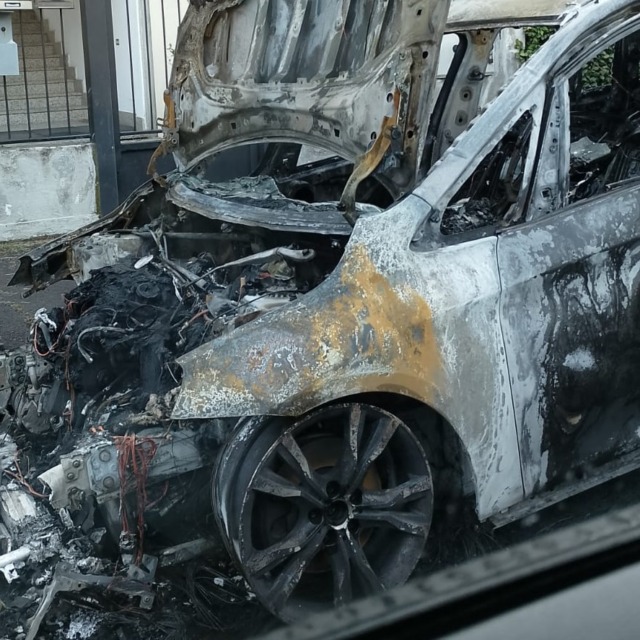 Auto in fiamme, si indaga sulle cause