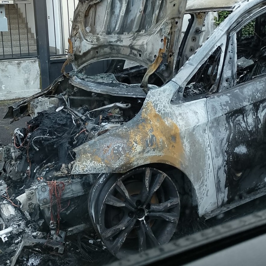 Auto in fiamme, si indaga sulle cause