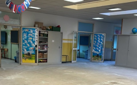 Vandali a scuola: svuotano gli estintori e imbrattano i banchi