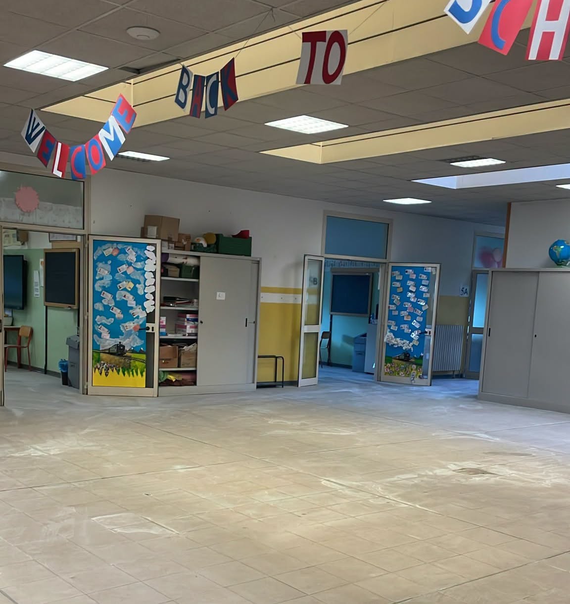 Vandali a scuola: svuotano gli estintori e imbrattano i banchi