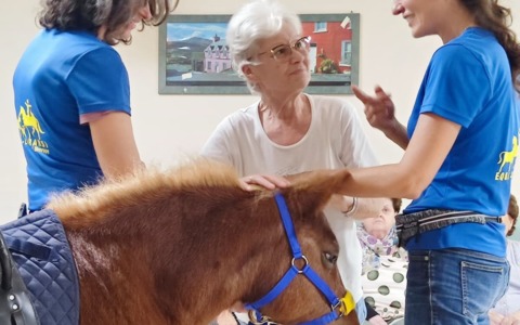 Il pony Trilly entra a Villa Arcadia e commuove gli anziani