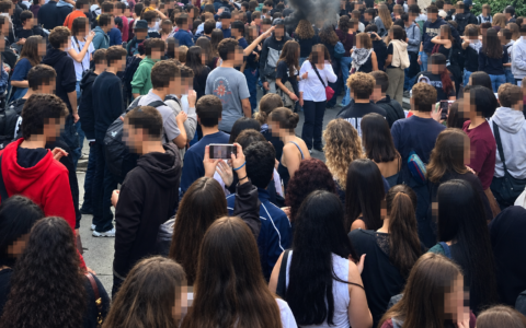 Dopo la manifestazione gli studenti puliscono la piazza con scope e palette