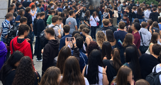 Dopo la manifestazione gli studenti puliscono la piazza con scope e palette