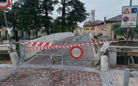 Danneggiato il piccolo ponte storico sul naviglio di Cassinetta di Lugagnano