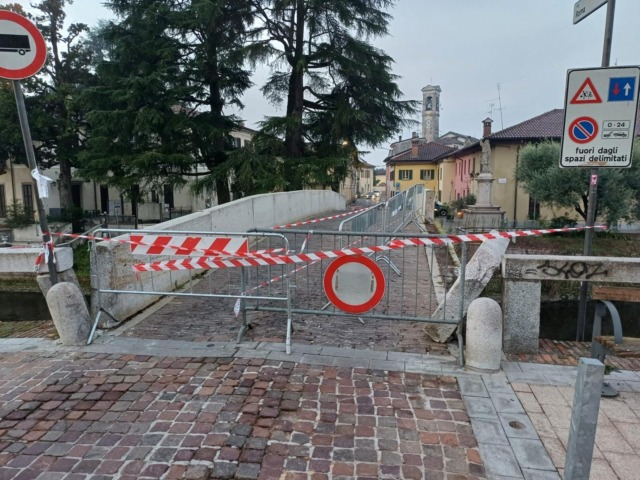 Danneggiato il piccolo ponte storico sul naviglio di Cassinetta di Lugagnano