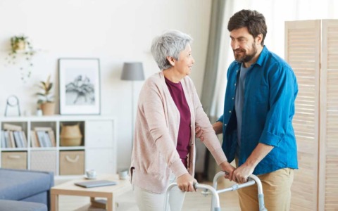 Una casa più sicura per gli anziani: come organizzare gli spazi e la vita quotidiana