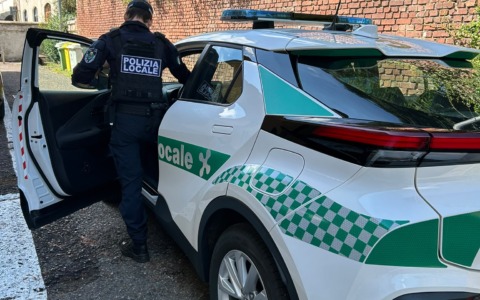 Mezzo chilo di hashish nel bagagliaio: arrestato un 46enne
