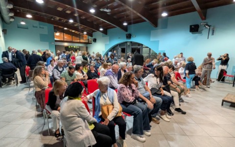 Successo per “Mamma a carico”, una serata di teatro per parlare di Alzheimer e cura